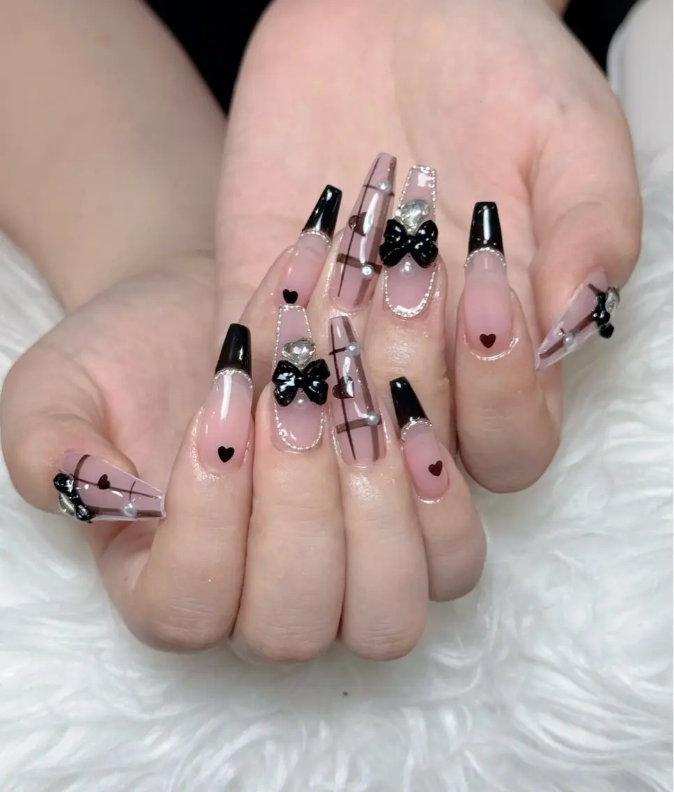 ネイル チークネイル ドット フットネイル フレンチネイル グラデーション ハンドネイル ハンドケア Aria Nail Beautyのネイルデザイン