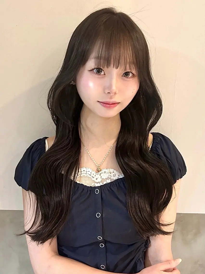 ロング カラー 透明感カラー オリーブグレー 顔周りカット 韓国風ヘア レイヤーカット ヘアカラー 【 ViVIE 】 トモ／透明感カラーのヘアスタイル
