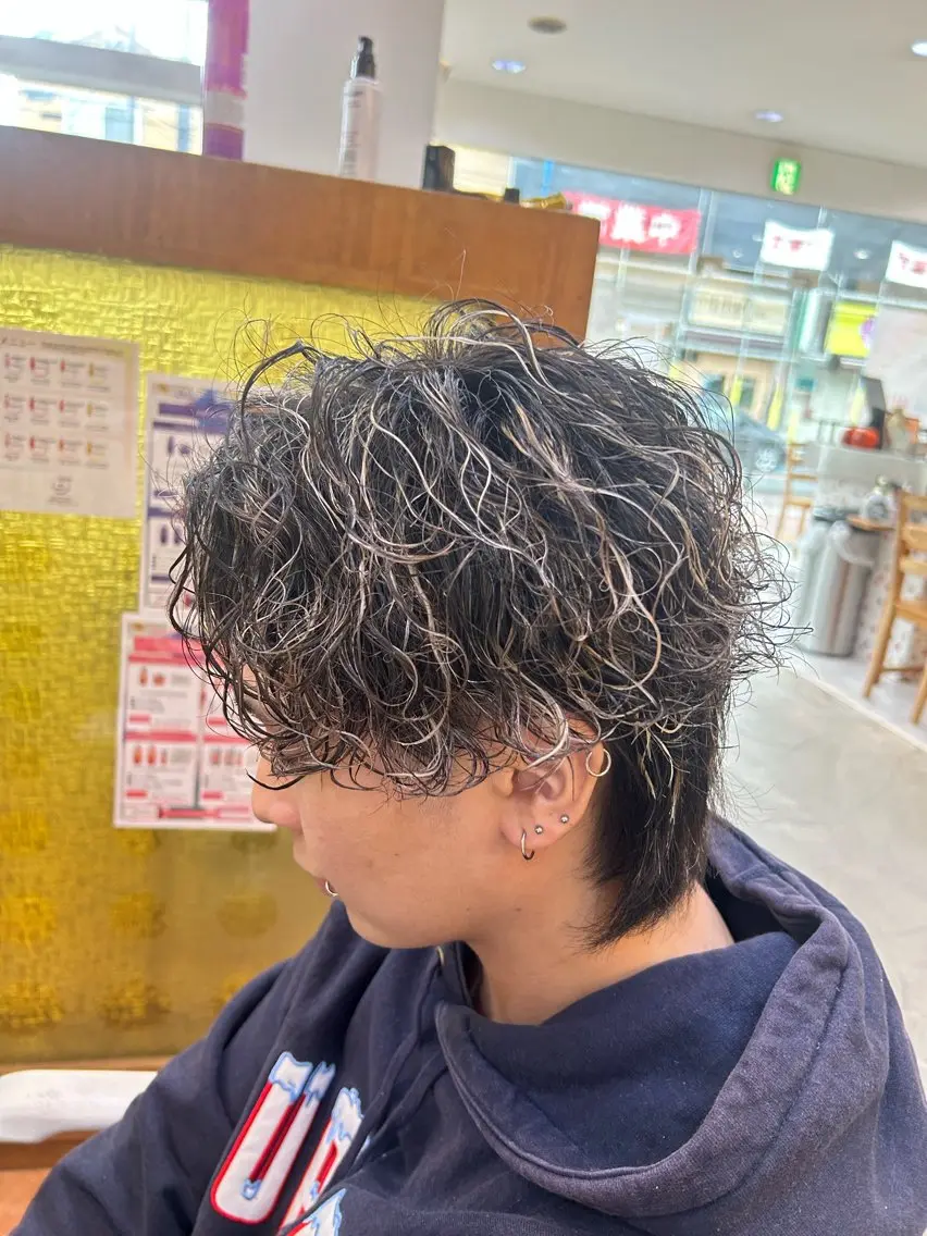 ミディアム カラー パーマ メンズ ミディアムパーマ メンズハイライト メンズメッシュ メンズパーマ ハイライトカラー TUM🔥フェード/ メンズパーマのヘアスタイル