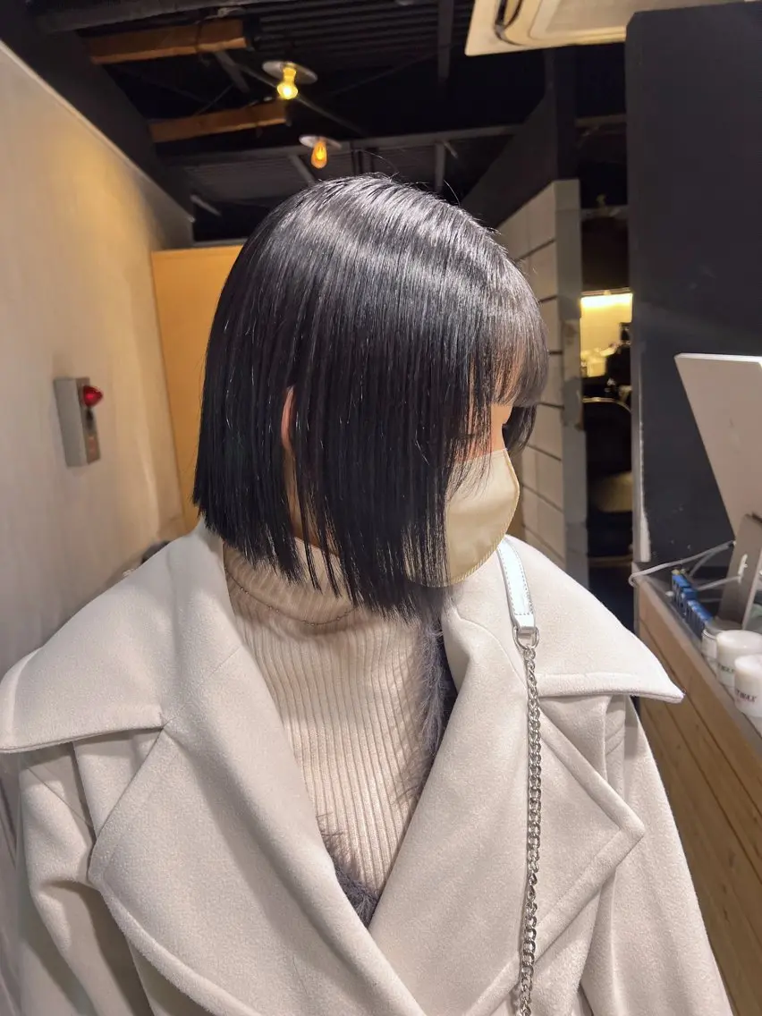 ショート カラー 黒髪 ブリーチ ブルーカラー ブルーブラック ブリーチなしカラー ヘアカラー トリートメント NANAMI🩵 大人可愛い韓国ヘアのヘアスタイル