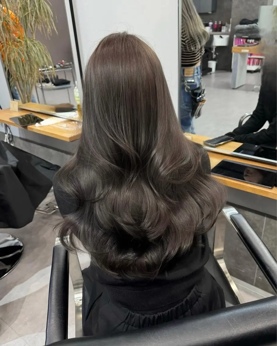 ミディアム カラー カット ヘアカラー トリートメント レイヤーカット 西村あきやのヘアスタイル