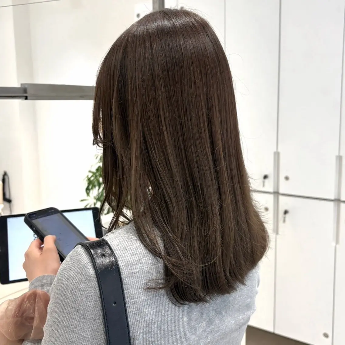 ミディアム カラー ベージュカラー 透明感カラー グレージュ オリーブベージュ オリーブグレージュ カット ヘアカラー トリートメント ヘッドスパ ヘアセット カジュアルを女っぽく 𝗮𝘆𝗮𝗰𝗼のヘアスタイル