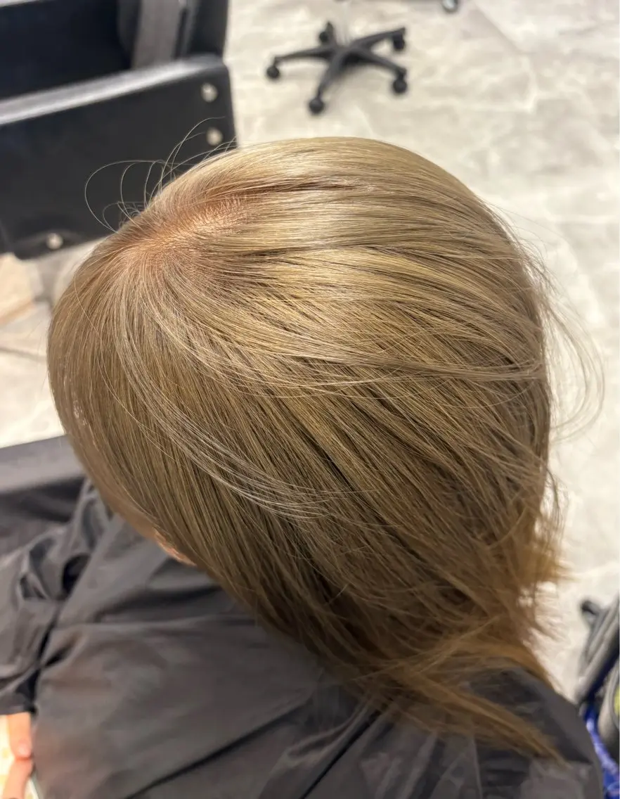 カラー ベージュカラー ブリーチ オリーブベージュ ヘアカラー 柔ベージュ、上品 ／ボブ　ユミのヘアスタイル