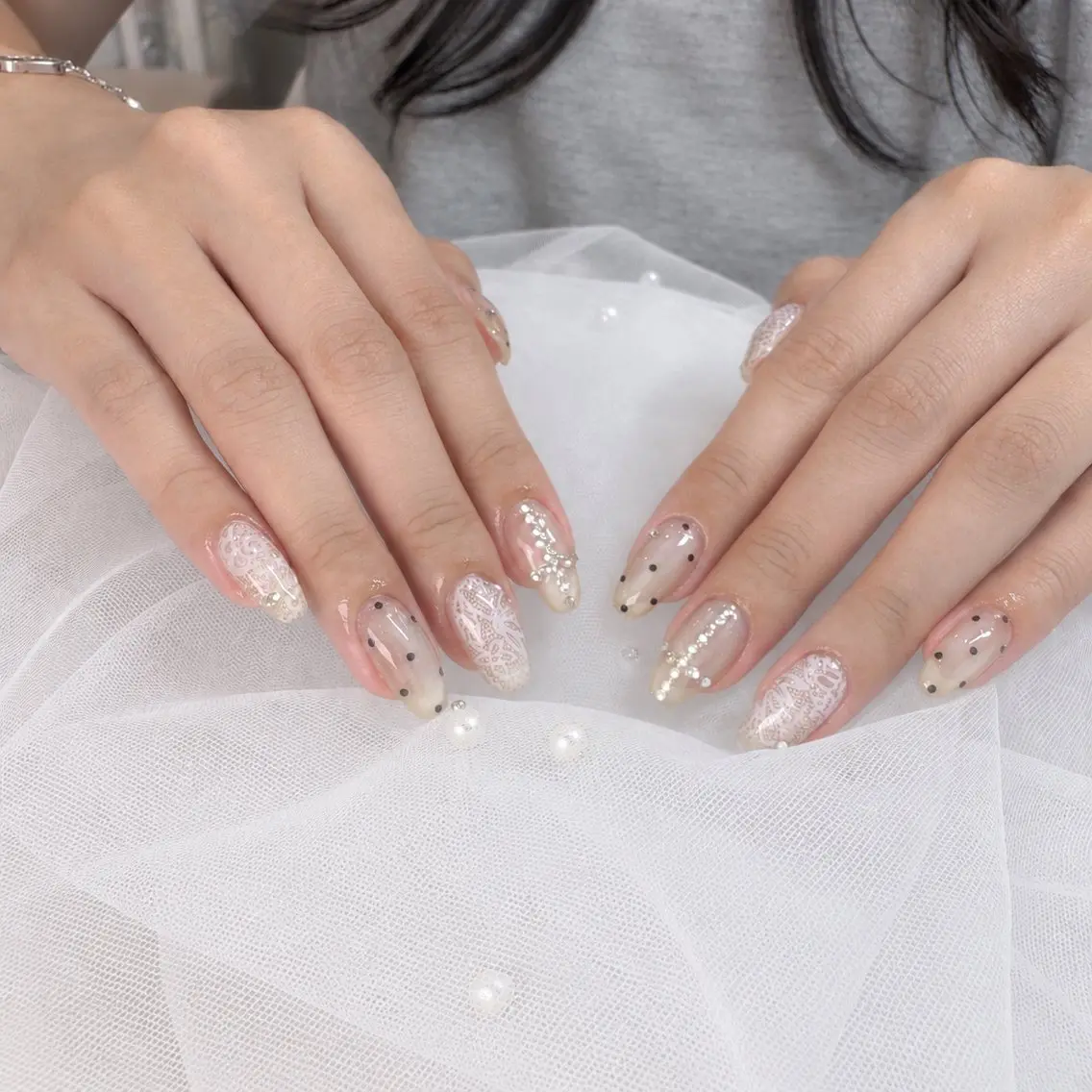 ネイル ドット キラキラネイル レース ストーンネイル ハンドネイル natsuki 🌙のネイルデザイン