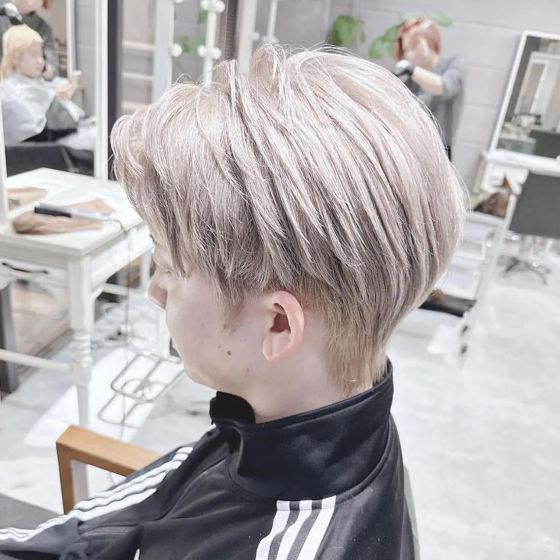 ショート カラー メンズ メンズブリーチ マッシュ アッシュ アッシュグレー アッシュグレージュ DAYS Men’sのヘアスタイル