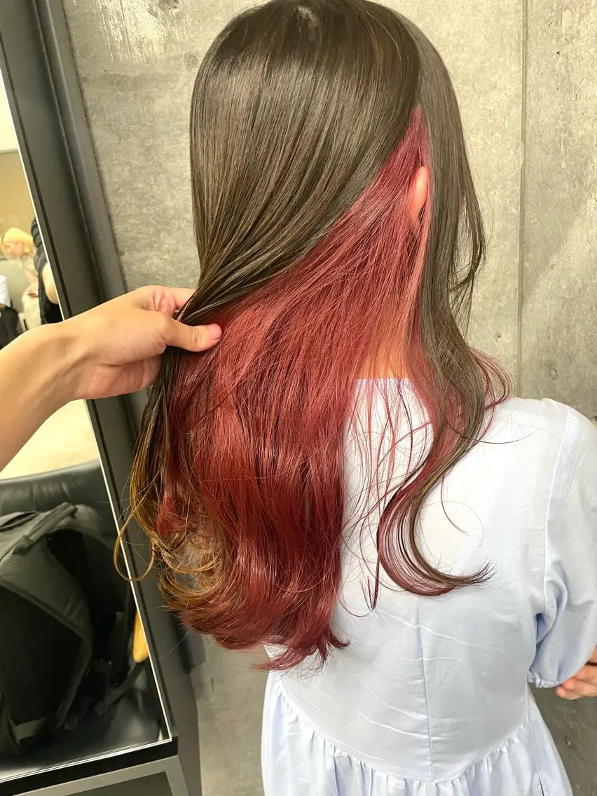 ロング カラー インナーカラー 推し ブリーチ 髪質改善のヘアスタイル