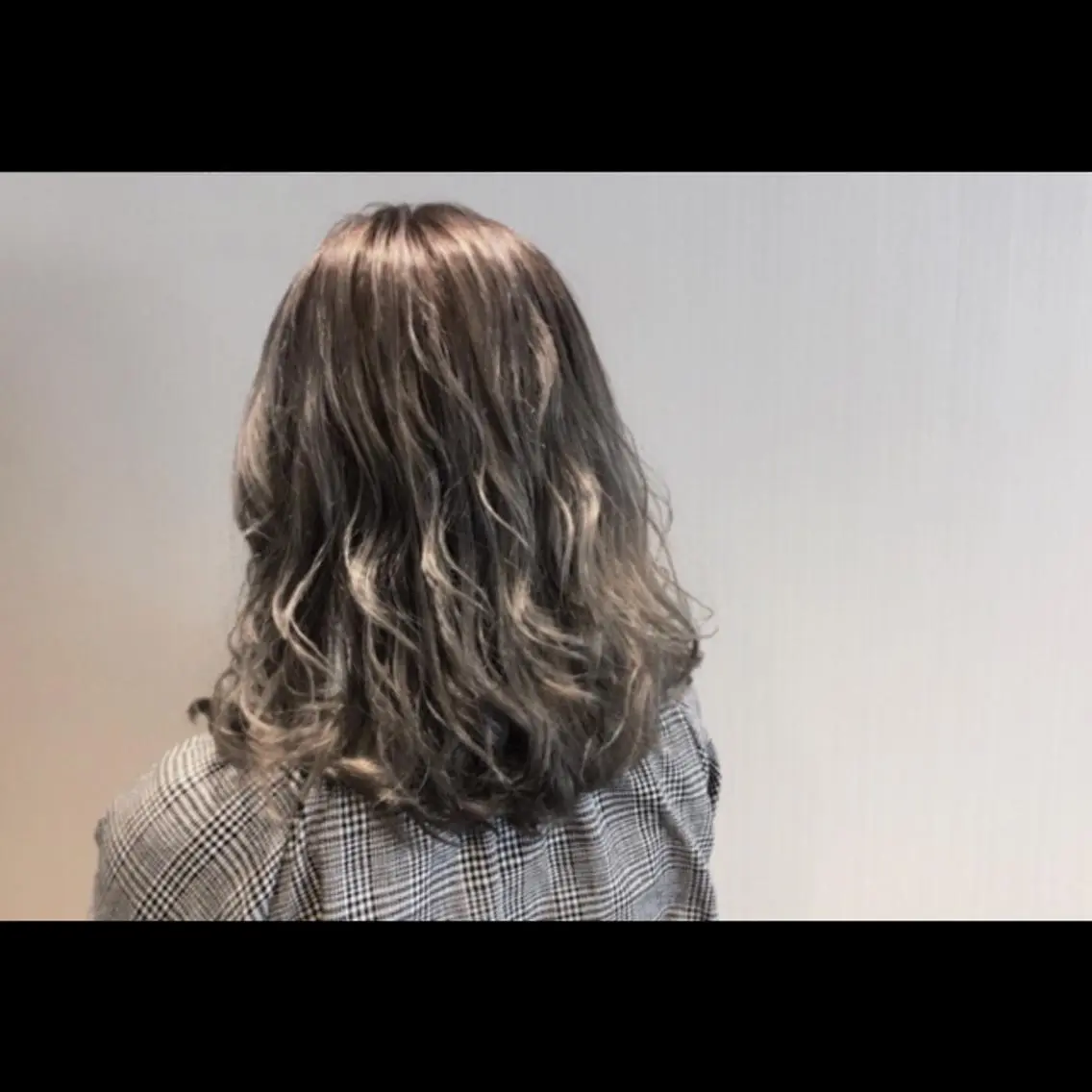 ショート カラー パーマ ヘアアレンジ メンズ メンズブリーチ アッシュ ブリーチ ダブルカラー シルバー 【mokuオーナー】 ちはるのヘアスタイル