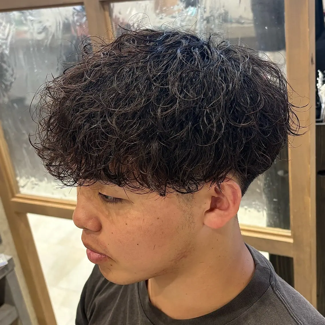 ショート パーマ メンズ メンズパーマ 波巻きパーマ カット パーマ 泉 / メンズパーマ /毛流れ特化のヘアスタイル