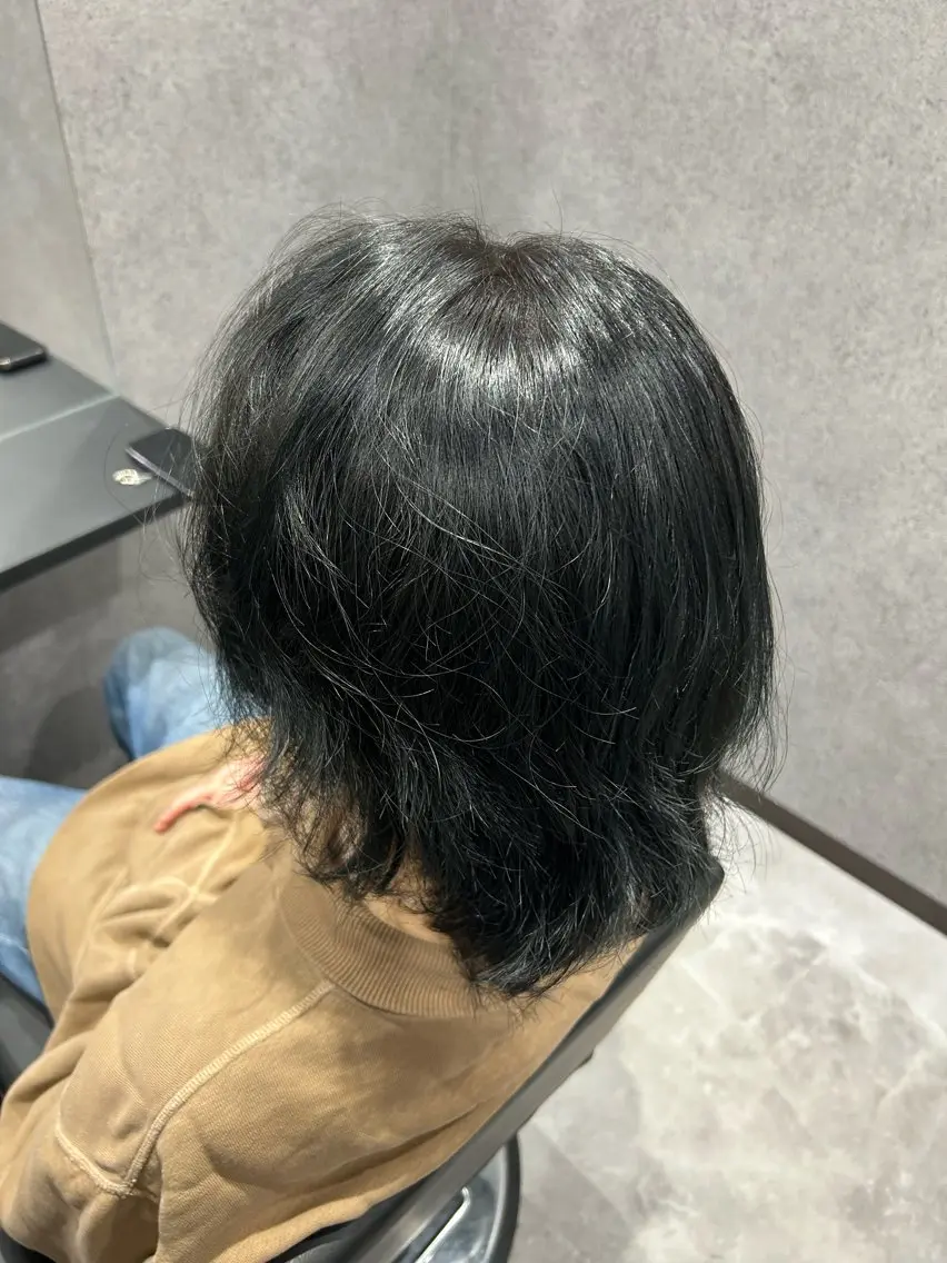 カラー メンズ メンズパーマ 黒髪 ブルーカラー ブルーブラック 佐野 彩音のヘアスタイル