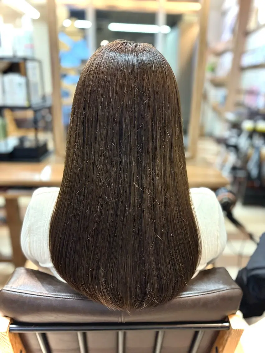 セミロング カラー ベージュカラー 透明感カラー オリーブベージュ レイヤーカット ヘアカラー 松山 彩香のヘアスタイル