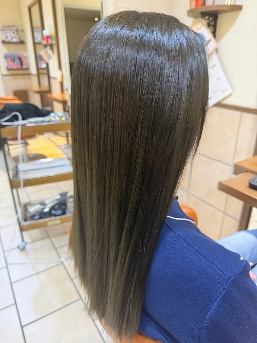 ロング カラー グレージュ オリーブグレージュ オリーブグレー ヘアカラー 井上 琉菜のヘアスタイル