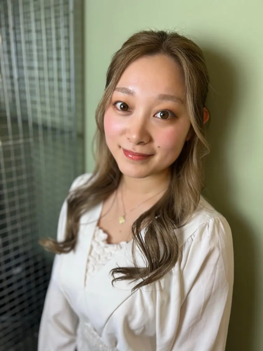 カラー ヘアアレンジ ハーフアップ ハイトーンカラー 一條 乃亜のヘアスタイル
