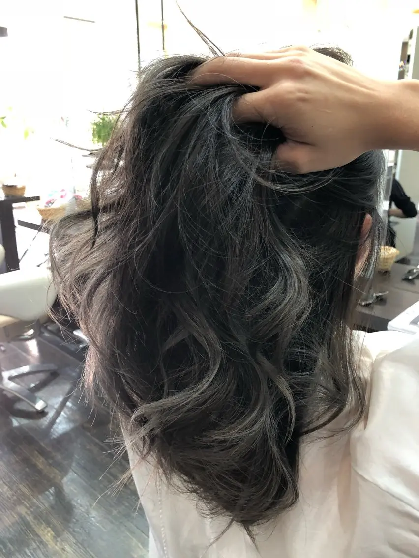ロング アッシュ アッシュグレー アッシュグレージュ ハイライト レイヤーカット 坂田 龍哉のヘアスタイル