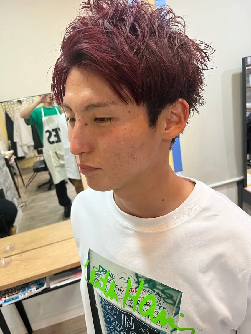 ショート カラー メンズ メンズブリーチ ブリーチ カシス レッドカラー ワタイショウタ 髪質改善✨眉毛サロンのヘアスタイル