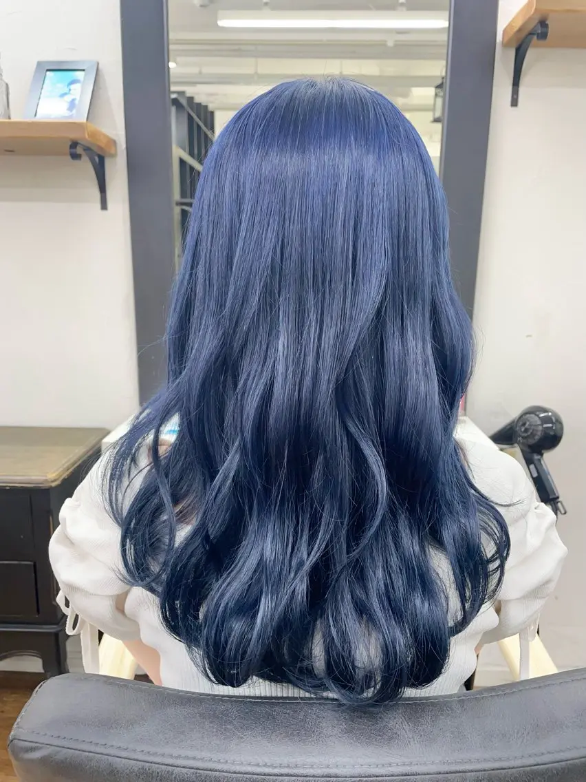 ロング カラー ブリーチ ブルーカラー ネイビーカラー 青木 優歩のヘアスタイル