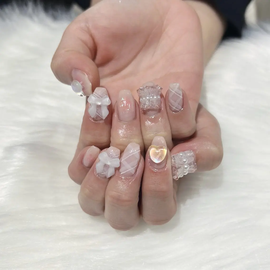 ネイル チークネイル ガーリー ハート ピンク リボン ハンドネイル ぷりゅねる 心斎橋のネイルデザイン