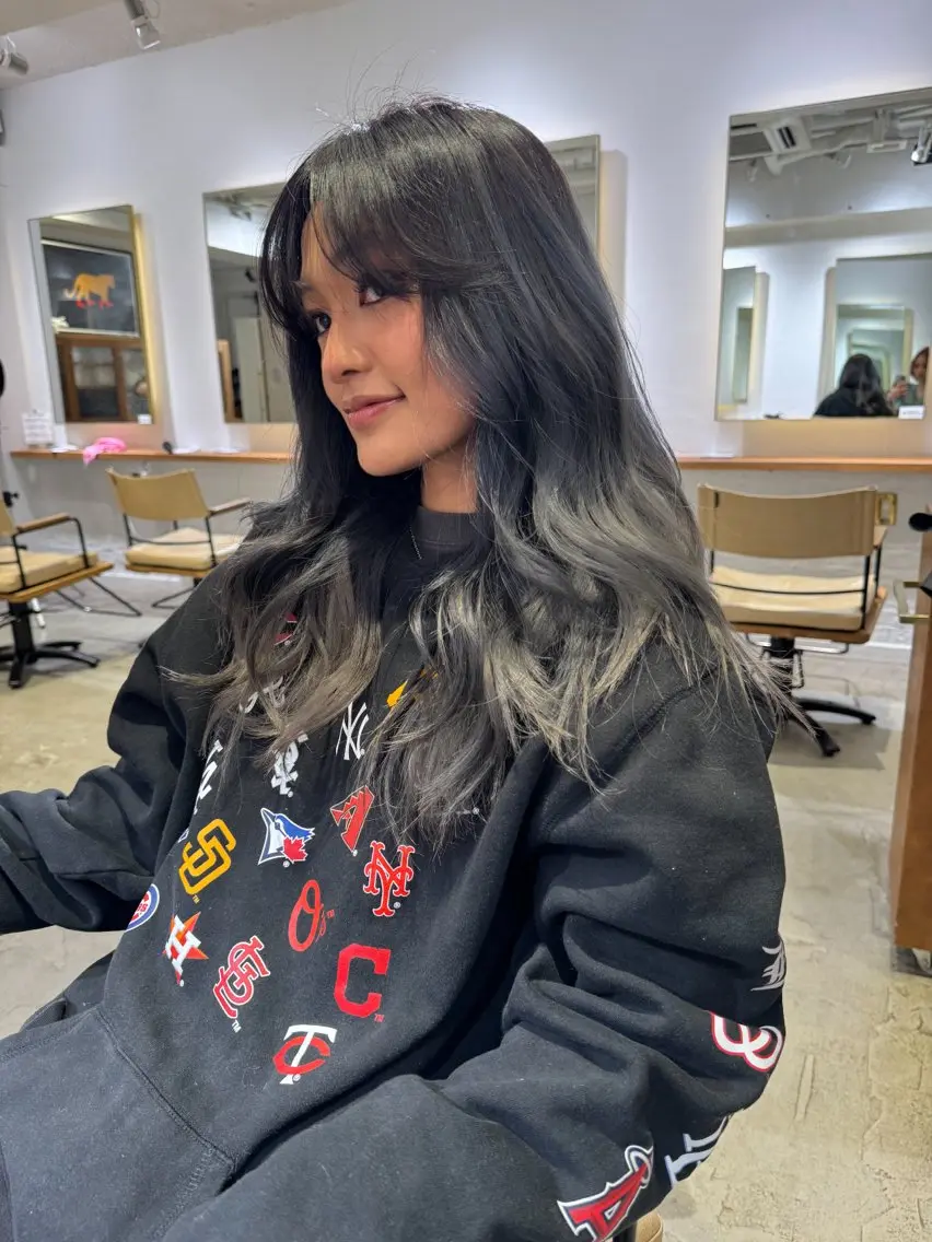 ロング カラー アッシュ アッシュグレー グラデーションカラー レイヤーカット ARISA 学芸大学/海外ヘアのヘアスタイル