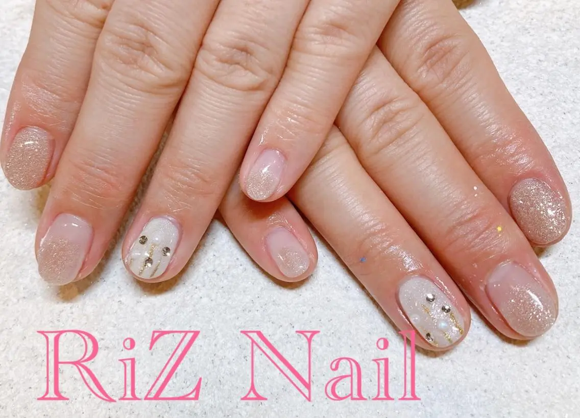 ネイル キラキラネイル シンプルネイル ホワイト ハンドネイル RiZ nail salonのネイルデザイン