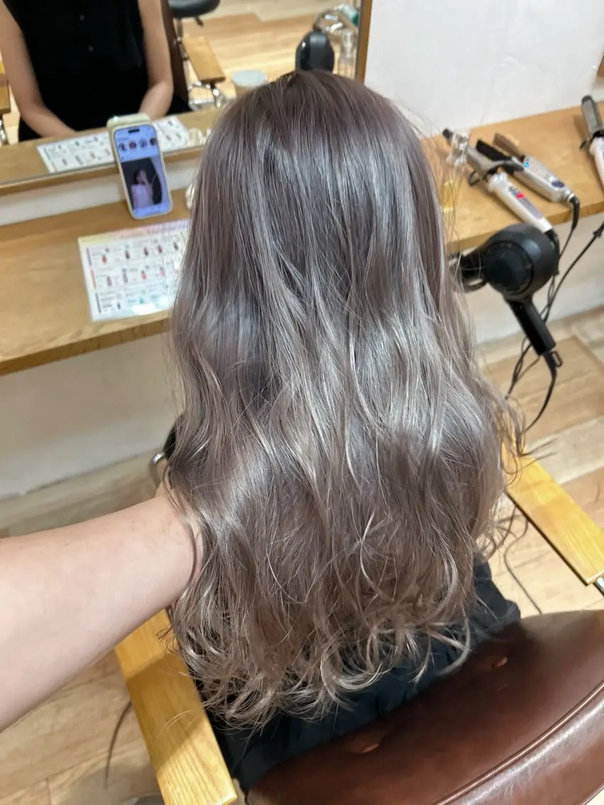 ミディアム カラー ハイトーンボブ 前田 表参道　グレージュのヘアスタイル