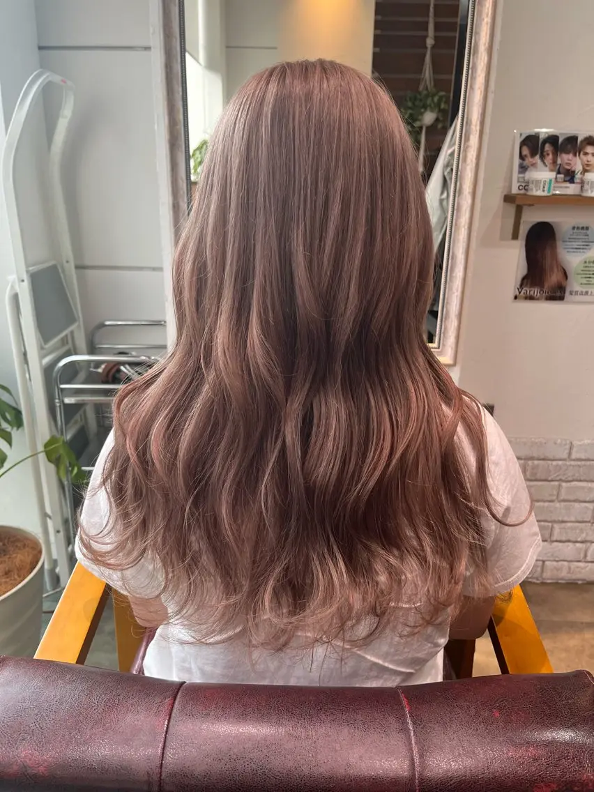ロング カラー ベージュカラー シルバー シルバーベージュ カット ヘアカラー loup yunaのヘアスタイル