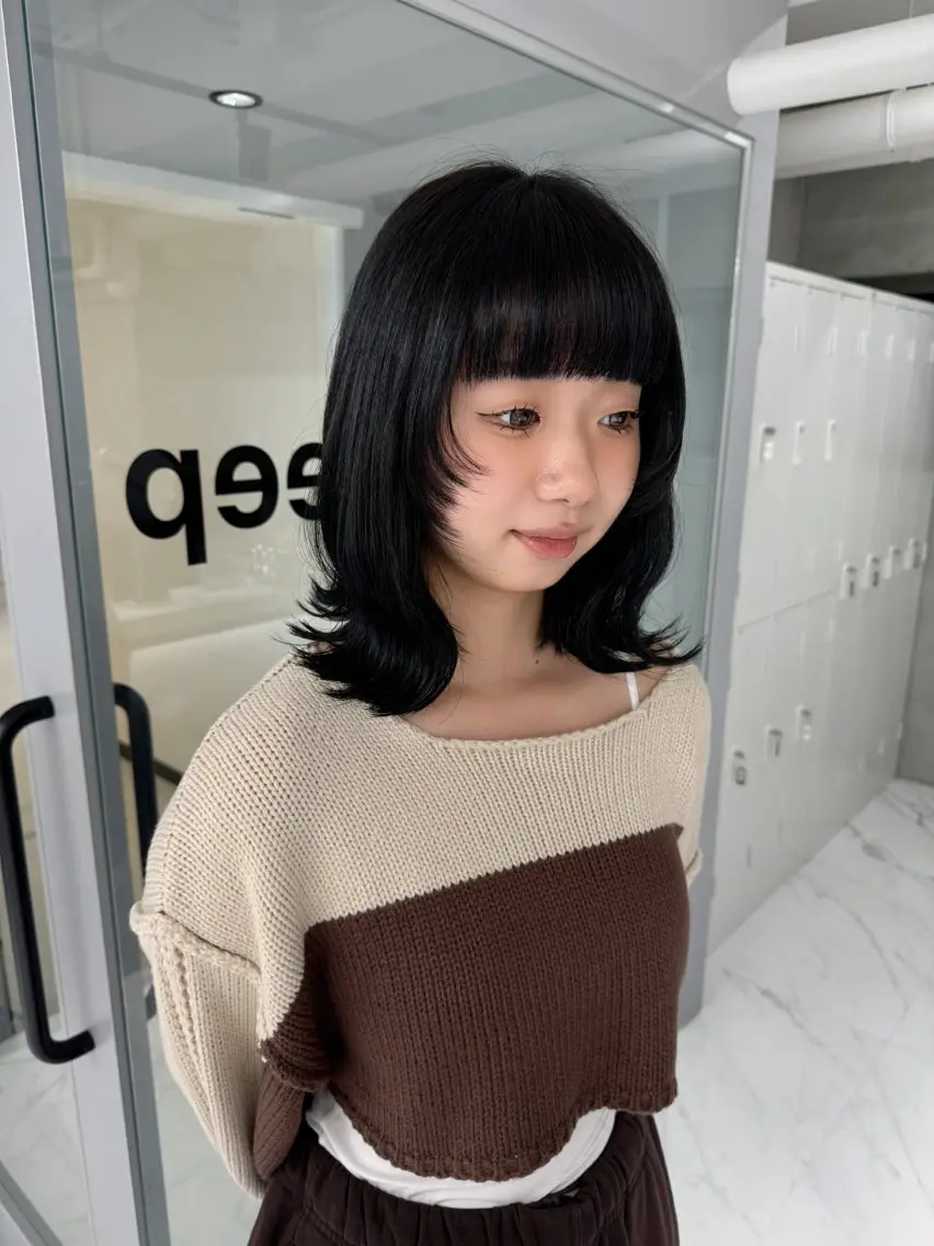 セミロング 顔まわりレイヤー 顔周りカット レイヤーカット トリートメント Manami🖤 レイヤー×ハイトーンのヘアスタイル