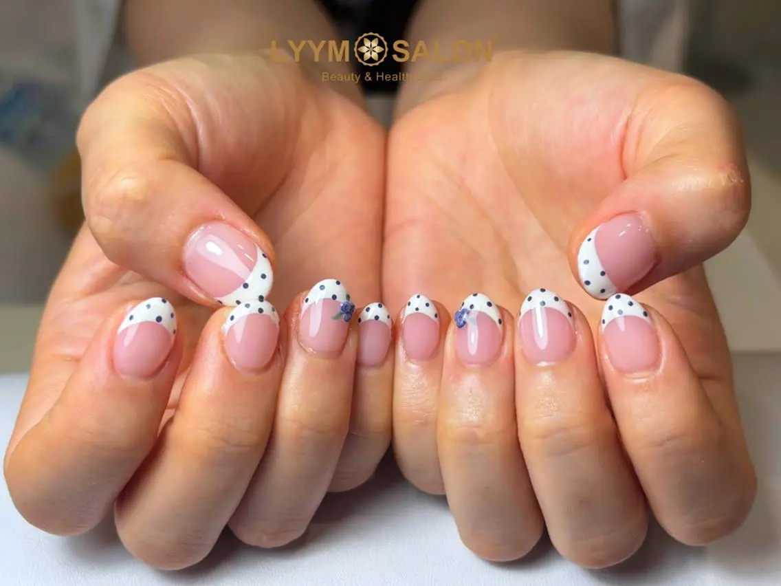 ネイル アートネイル ブルー ドット フレンチネイル ガーリー ハンドネイル LYYM Salonのネイルデザイン
