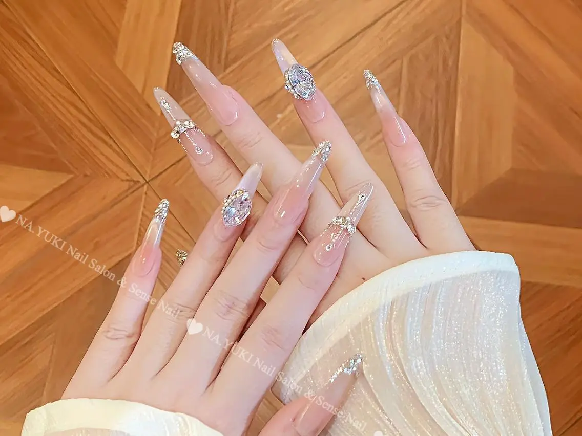 ネイル フラッシュネイル フレンチネイル ゴージャス ロングネイル ピンク 🌷Hana 🌷のネイルデザイン