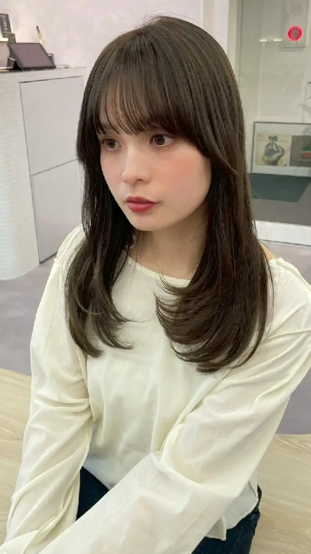 セミロング カラー ベージュカラー 透明感カラー オリーブベージュ 顔周りカット ハッシュカット カット ヘアカラー トリートメント HONEY渋谷 髪質改善/レイヤーのヘアスタイル