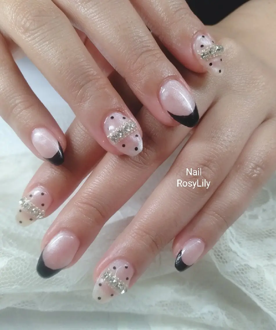 ネイル ドット フレンチネイル 持ち込み ストーンネイル ハンドネイル プライベートサロン Rosy Lilyのネイルデザイン