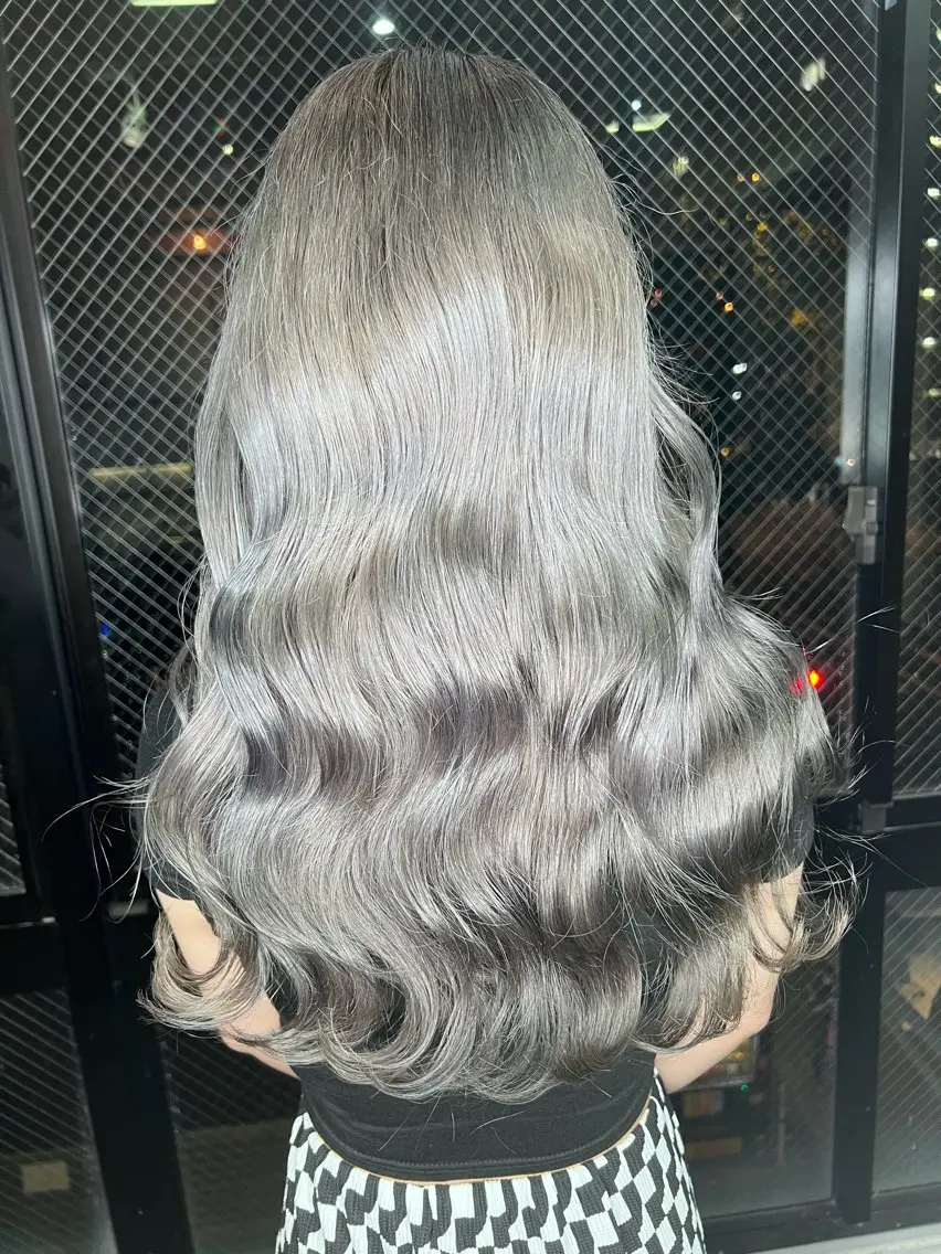 ロング カラー アッシュ アッシュグレー ブリーチ ケアブリーチ 透明感カラー ヘアカラー Lima/ハイトー ン/ブリーチ/心斎橋のヘアスタイル