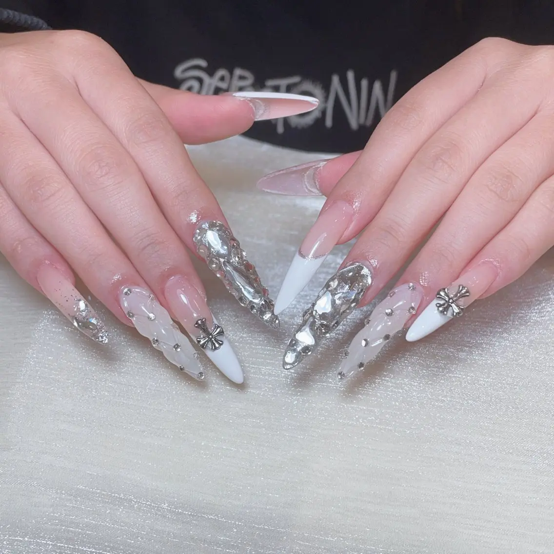ネイル アートネイル オーロラネイル フラッシュネイル ガーリー キラキラネイル ハンドネイル Una NAILMANAMIのネイルデザイン