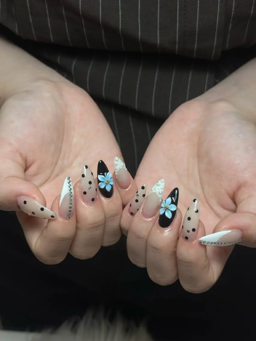 ネイル チークネイル ドット フレンチネイル グラデーション ハート ハンドネイル Julli NailStudioのネイルデザイン