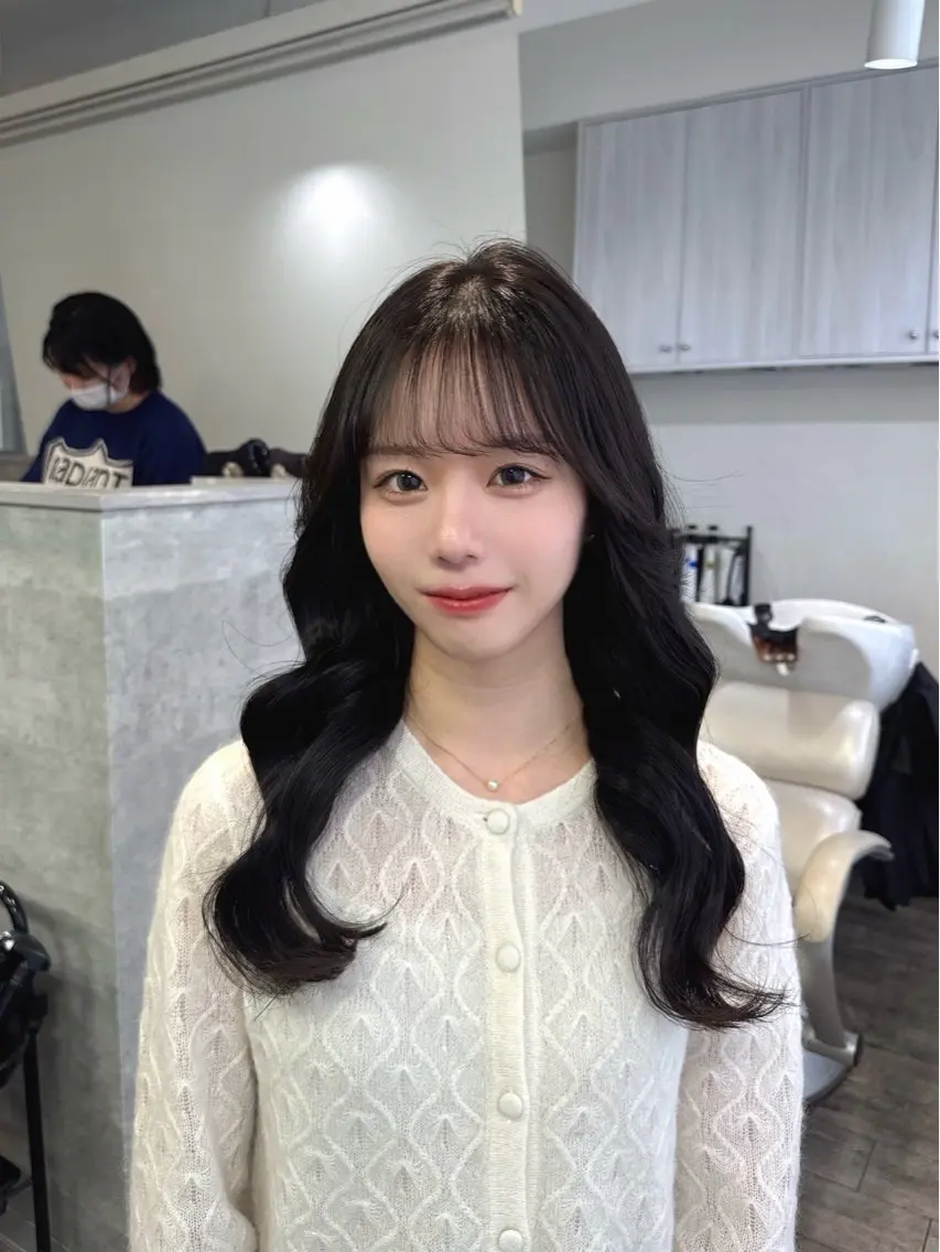 セミロング カラー 黒髪 透明感カラー グレージュ Rena/韓国 /ワンホンヘアのヘアスタイル