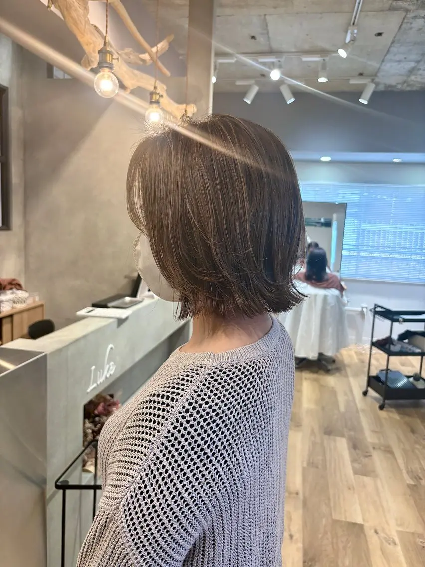 ミディアム ボブレイヤー ボブ ハイライト レイヤーカット ヘアカラー こうやま みるのヘアスタイル