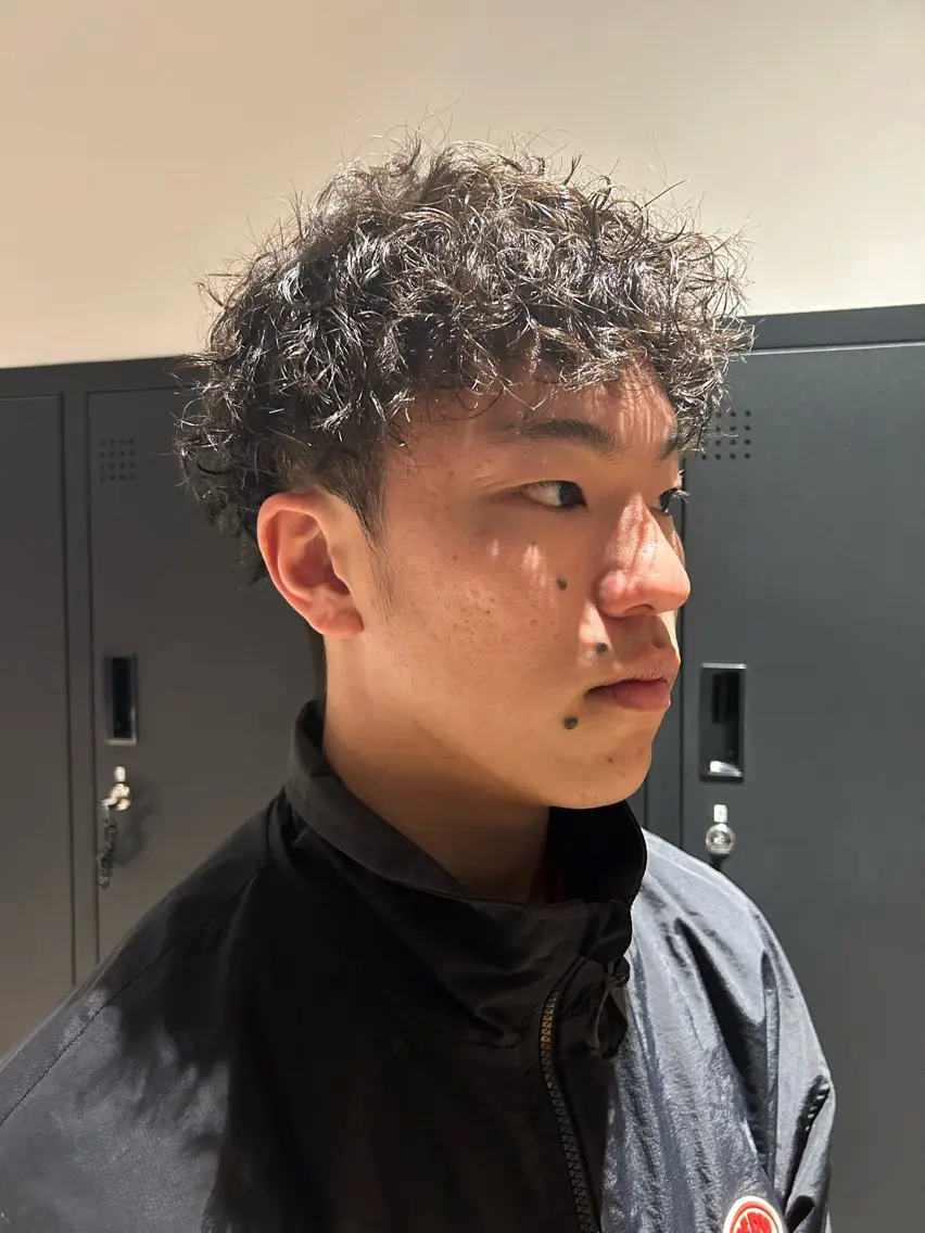 パーマ メンズ メンズパーマ メンズツイストパーマ ツイストパーマ カット パーマ 🌊インナーカラー 🐬櫻井海星のヘアスタイル