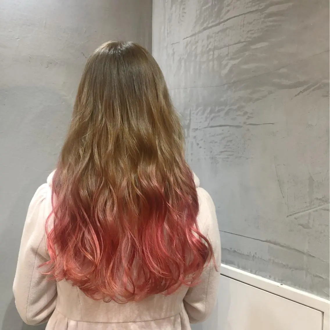 ロング カラー ベージュカラー ブリーチ グラデーションカラー ピンクカラー 櫻井 愛弓のヘアスタイル