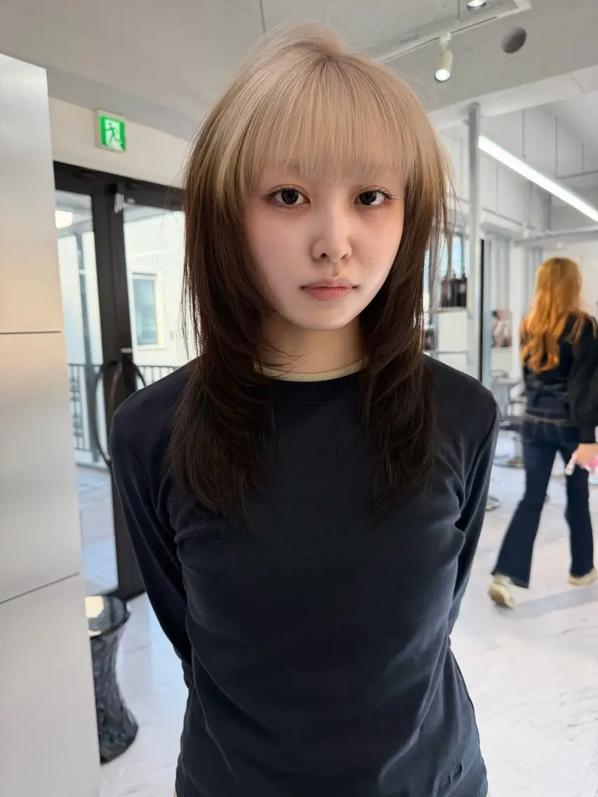 セミロング カラー ベージュカラー ブリーチ ケアブリーチ デザインカラー ダブルカラー ヘアカラー トリートメント TATSUブリーチ/ ミルクティーベージュのヘアスタイル