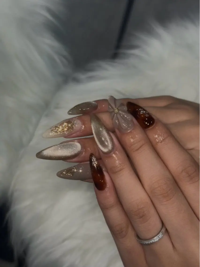 ネイル アートネイル べっ甲ネイル ブラウン フラワーネイル ゴールド ハンドネイル Nail Salon ANELAのネイルデザイン