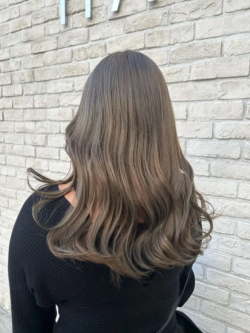 セミロング カラー ブリーチ グレージュ オリーブグレージュ オリーブグレー ヘアカラー トリートメント ハイトーンカラー シールエクステのヘアスタイル