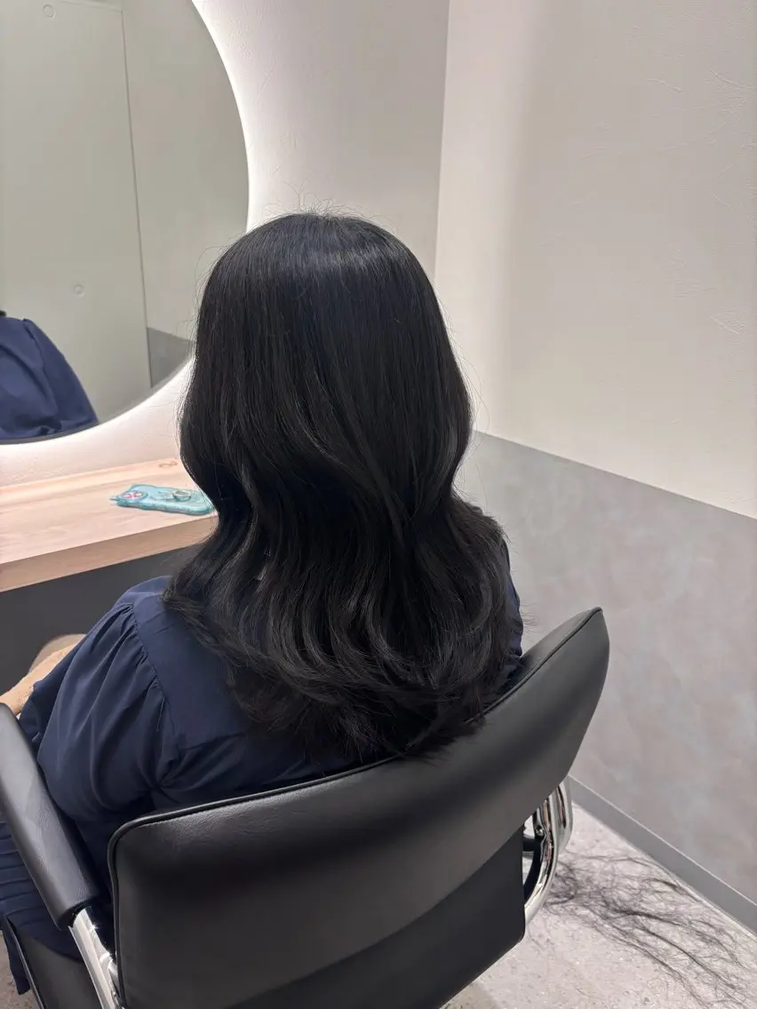 ミディアム カラー 黒髪 ブルーカラー ブルーブラック 🍒Sumire ／モデル募集中🍒のヘアスタイル