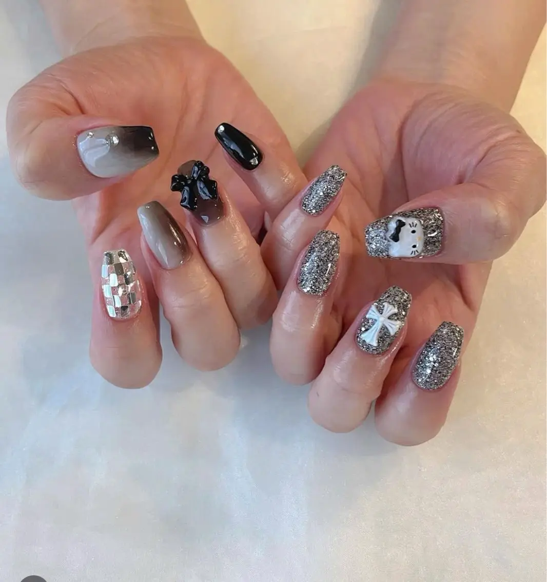 ネイル フレンチネイル キラキラネイル マグネットネイル ミラーネイル ニュアンスネイル Tira Nailのネイルデザイン