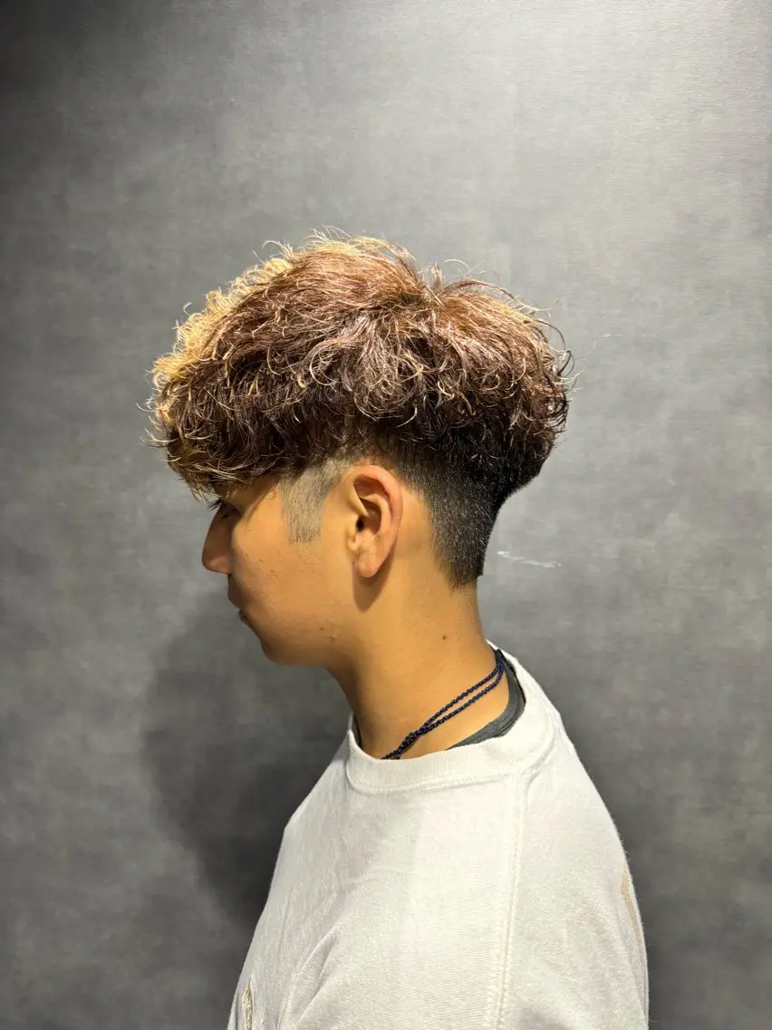 ショート カラー パーマ ヘアアレンジ メンズ センターパート メンズハイライト メンズメッシュ マッシュ メンズパーマ カット パーマ トリートメント ヘッドスパ ヘアセット 仕上がり満足度No. 1🔥BLUCK🔥のヘアスタイル