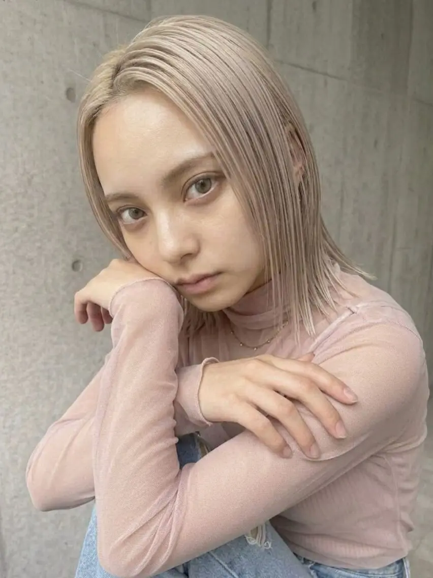 ミディアム カラー 🉐渋谷・ブリーチ ⭐️縮毛モデル🉐のヘアスタイル
