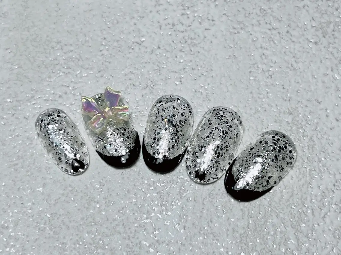 ネイル フレンチネイル ラメ(グリッター) リボン lucky nail 歌舞伎町のネイルデザイン