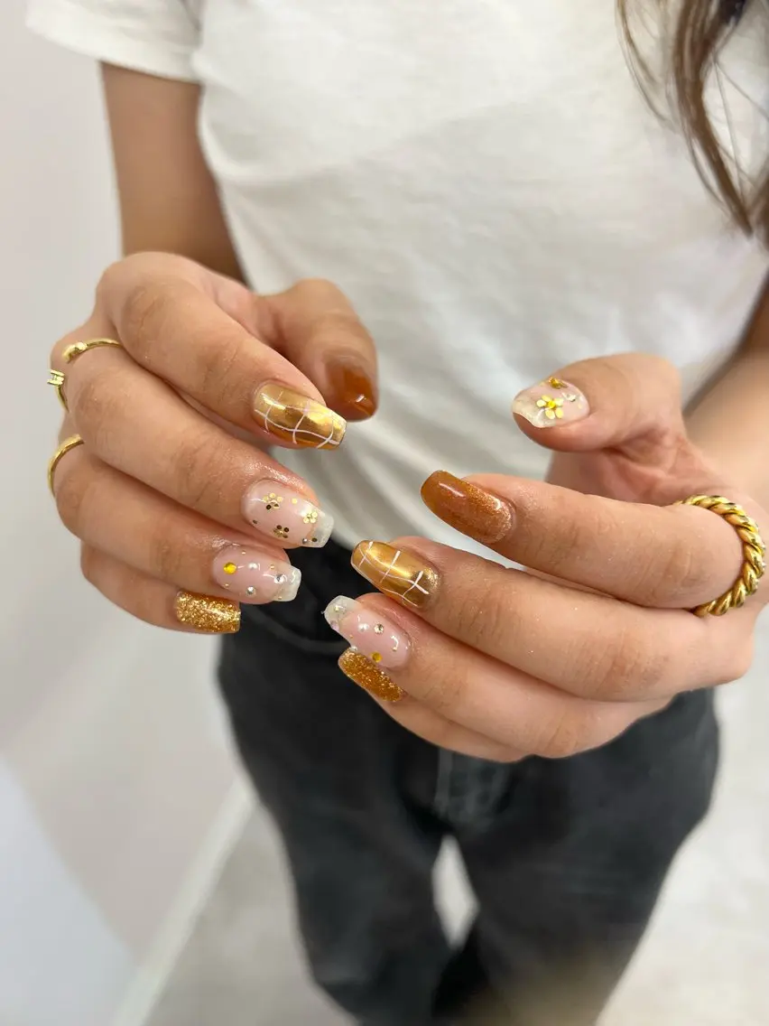 ネイル ジェルネイル ゴールド マグネットネイル ミラーネイル オレンジ ハンドネイル ハンドケア Bana_ Nailのネイルデザイン
