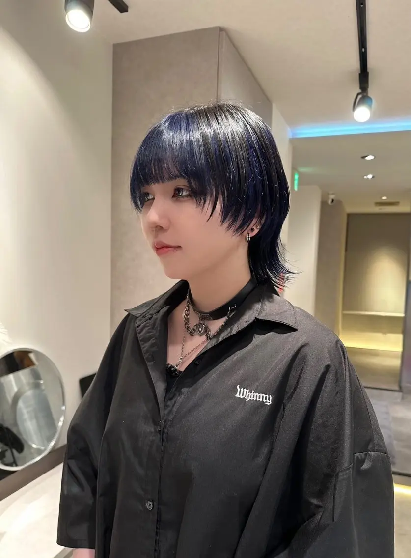 ミディアム カラー 黒髪 ブリーチ ブルーカラー ブルーブラック イヤリングカラー ブリーチ/ハイトーン 艶カラー/ユリナのヘアスタイル