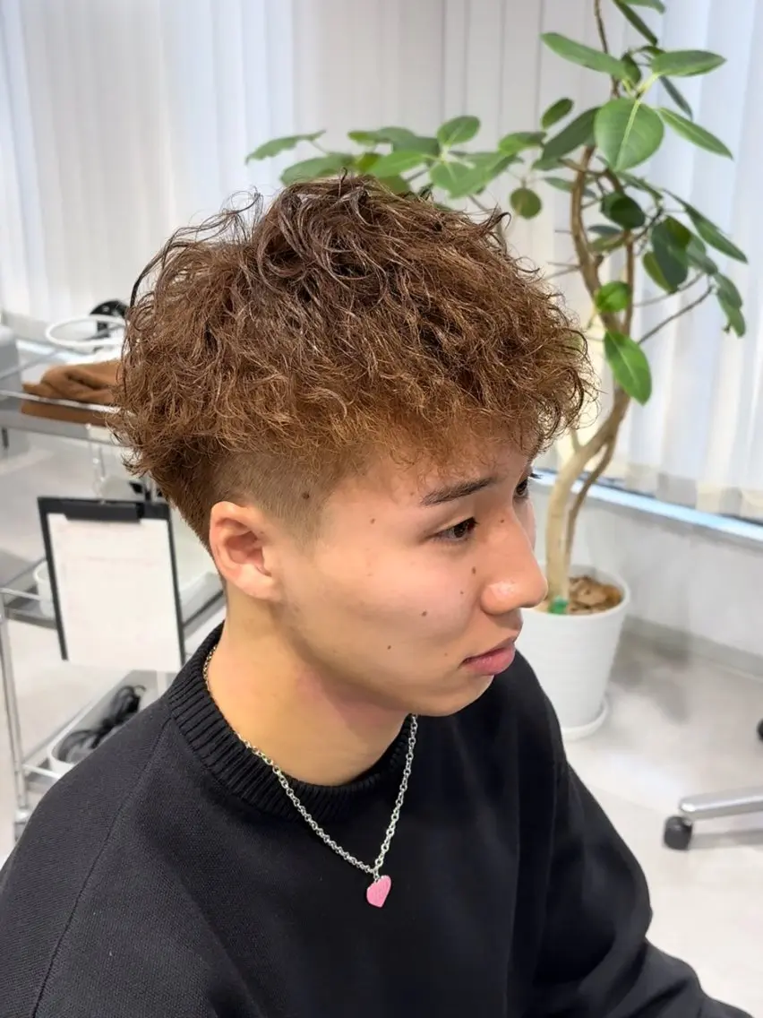 ショート カラー パーマ メンズ フェードカット メンズパーマ スペインカール Hair&Make Allureのヘアスタイル