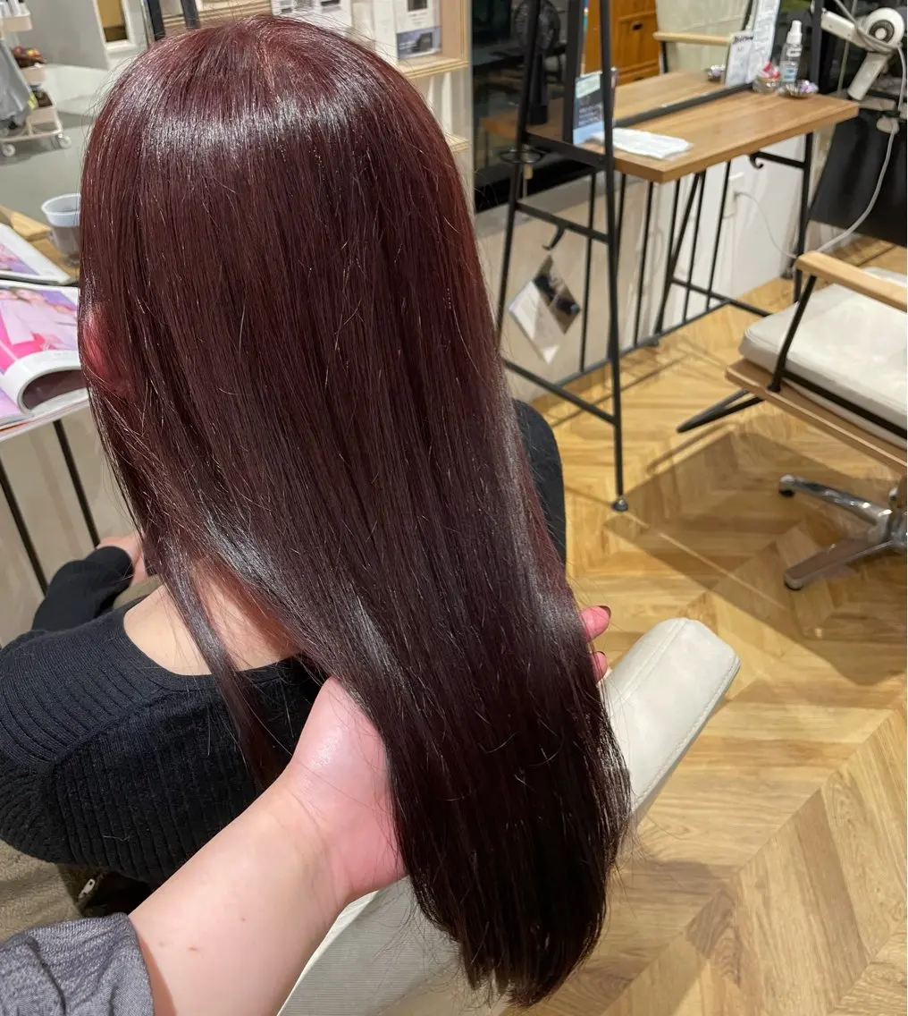 カラー カシス レッドカラー 青木 咲歩のヘアスタイル