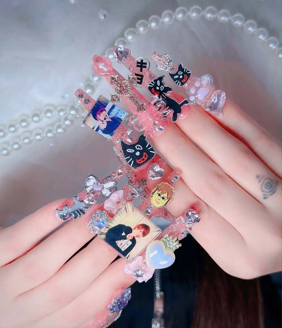 ネイル チークネイル フレンチネイル キラキラネイル 韓国ネイル マグネットネイル ハンドネイル Buruberii hbaby nailのネイルデザイン