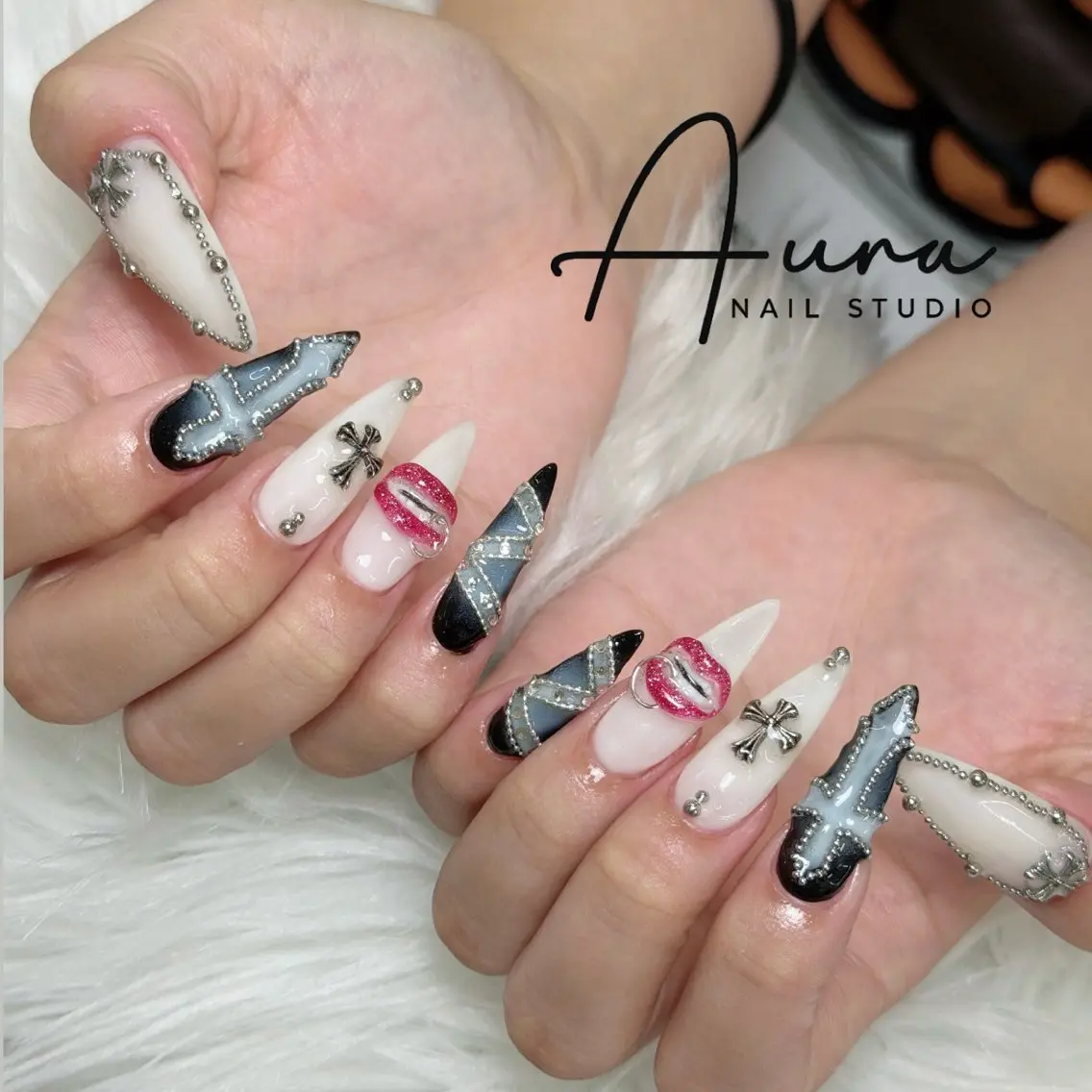 ネイル キラキラネイル 韓国ネイル ロングネイル リボン シルバー ハンドネイル Aura Nail HanNaのネイルデザイン